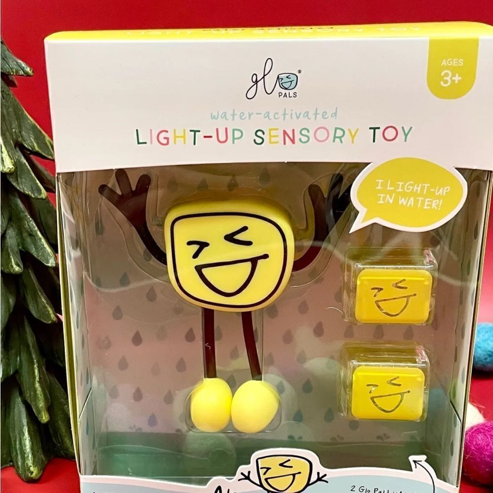 Glo Pals Character Alex Yellow + 4 Go Pals water activated light up cubes